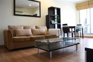 Living and dining area of this cosy 1 bedroom condo for rent